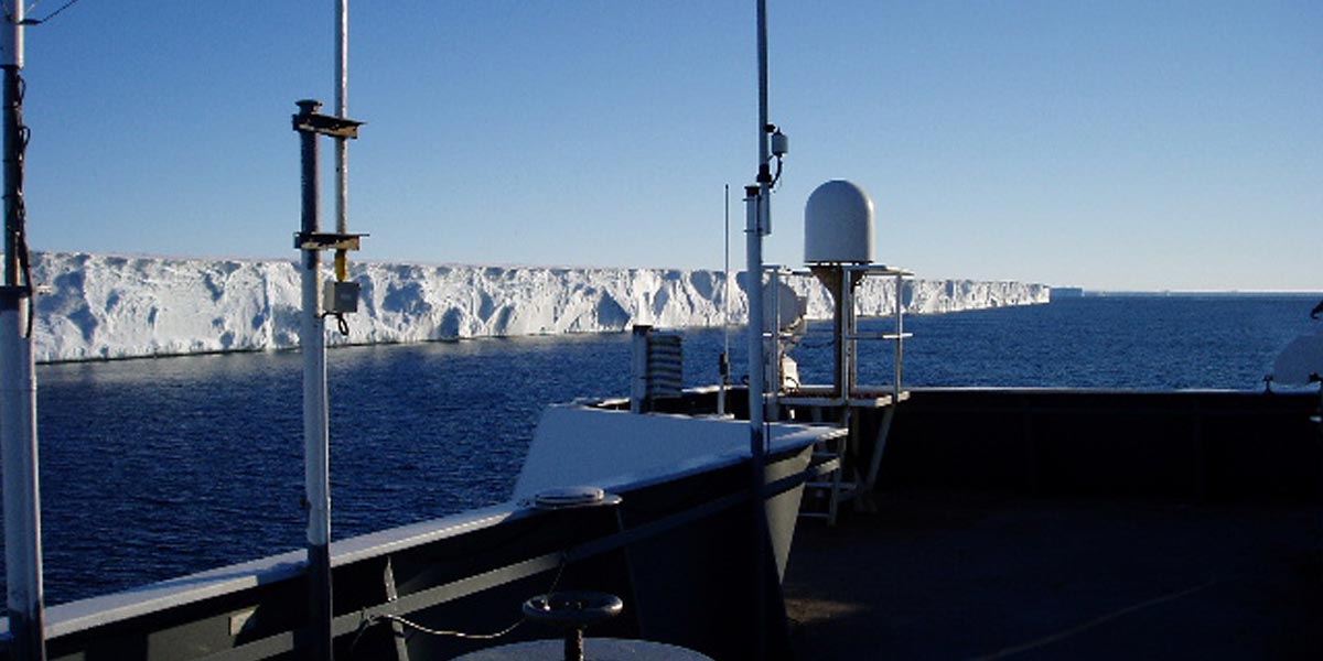 Approaching the Fimbulisen ice shelf