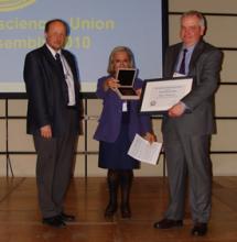 Prof. Woodworth (right) accepting the award from Prof. Markku Poutanen (left) and Prof. Susanna Zerbini (centre) of the EGU